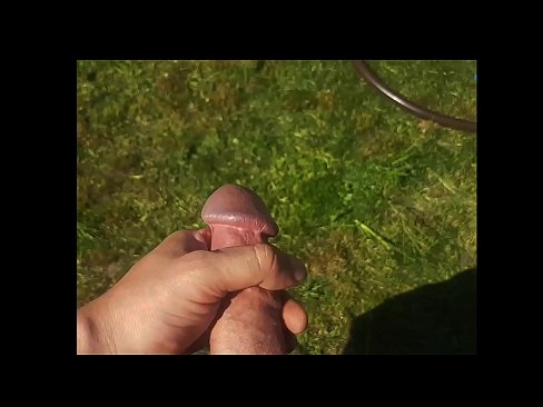❤️ A guapa quente recibe o seu coño rosa fodido e corre cun chorro nun xardín de verán ️❌ Porno de calidade en nós