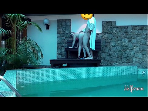 ❤️ O xefe invita a criada á piscina, pero non puido resistirse a un quente ️❌ Porno de calidade en nós